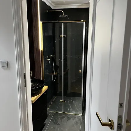 High Standard In Jewish District, Shared With Host *